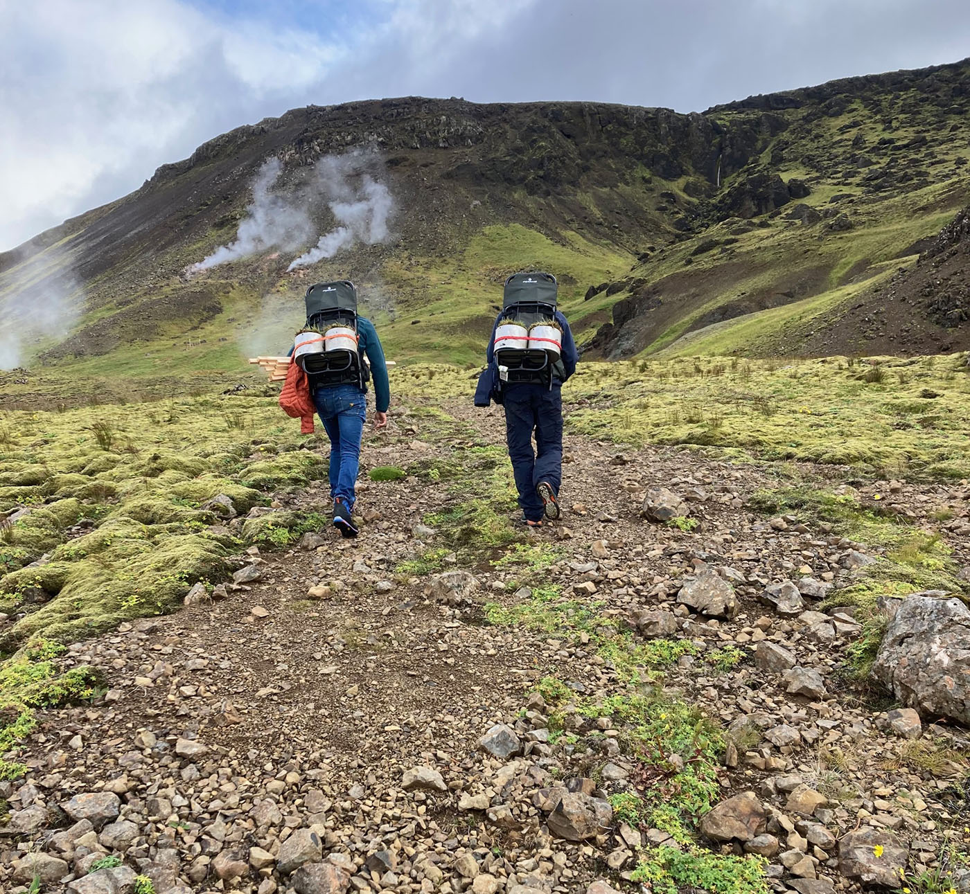 Investigadores del grupo PROTECSOLS en una campaña de muestreo de suelos en Islandia