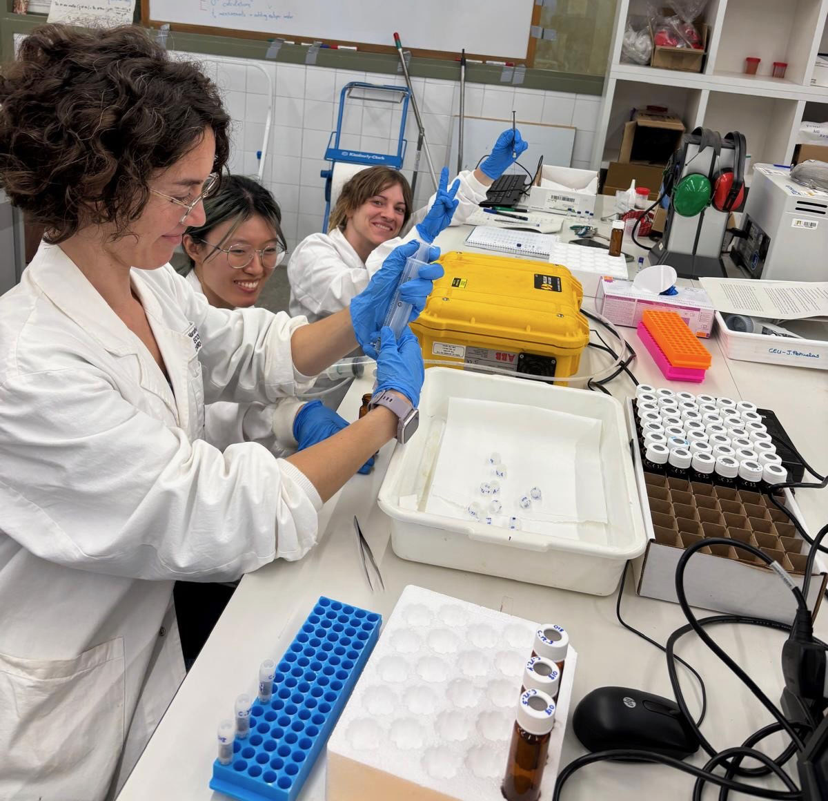 Investigadoras del grupo PROTECSOLS utilizan técnicas isotópicas en el laboratorio