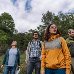 Quatre persones en un bosc