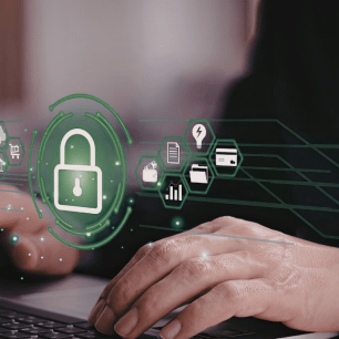 Una persona trabajando con un ordenador portátil con iconos de seguridad, que simbolizan la protección de datos.