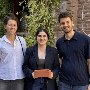 La coordinadora de Verificat, Alba Tobella, la coordinadora del projecte educatiu DesFake de Verificat, Carla Villares, i el tècnic de comunicació del CREAF, Gerard Gaya, subjecten el premi Agenda 2030 Barcelona + Sostenible aconseguit pel projecte DesFake Clima