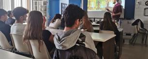 Taller educatiu sobre la natura a una classe de secundària