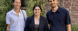 La coordinadora de Verificat, Alba Tobella, la coordinadora del projecte educatiu DesFake de Verificat, Carla Villares, i el tècnic de comunicació del CREAF, Gerard Gaya, subjecten el premi Agenda 2030 Barcelona + Sostenible aconseguit pel projecte DesFake Clima