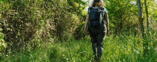 Investigadora caminant pels aiguamolls