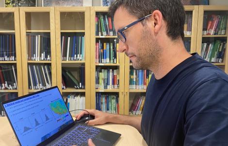 David Chaparro treballant a l'oficina.