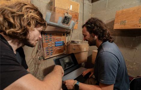 Investigadors preparant el nou sistema amb tecnologia Raspberry Pi. Autor: Galdric Mossoll (CC BY-NC 4.0)