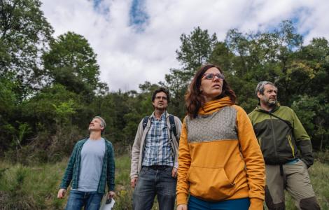 Quatre persones en un bosc