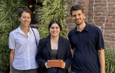 La coordinadora de Verificat, Alba Tobella, la coordinadora del projecte educatiu DesFake de Verificat, Carla Villares, i el tècnic de comunicació del CREAF, Gerard Gaya, subjecten el premi Agenda 2030 Barcelona + Sostenible aconseguit pel projecte DesFake Clima