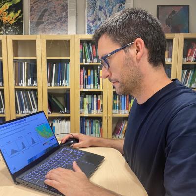 David Chaparro treballant a l'oficina.