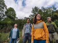 Quatre persones en un bosc