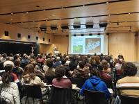 Presentació de Joan Pino, director del CREAF, davant de tota l'audiència de la jornada anual del Prismàtic. La sala està plena de gent.