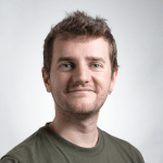 Retrat d'un home caucàsic somrient.