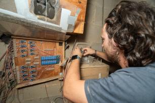CREAF researcher installing RaspberryPi on a tower nest. Image: Galdric Mossoll