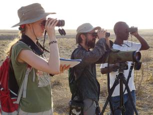 Mirant amb binocles i telescopis. 