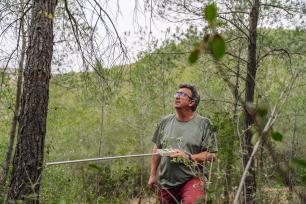 Josep Maria espelta al terreny on es va produïr l'incendi d'Òdena de 2015