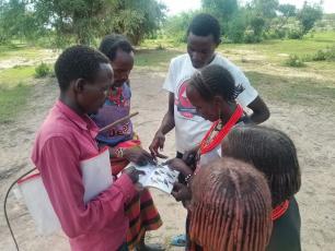 Grup de persones mirant la guia. 