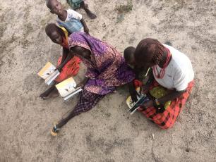 Dones i nens aprenent a llegir. 