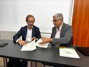 El director general d’Eurecat, Xavier López, i el director del CREAF, Joan Pino, signant el conveni de col·laboració.