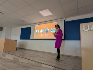 Woman giving a presentation in a lecture hall.