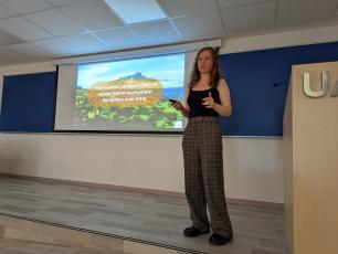 Woman giving a presentation in a lecture hall.