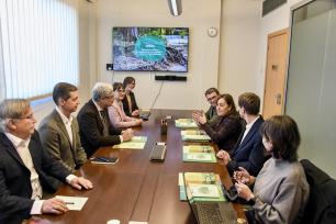 Reunió de treball durant la visita de la Consellera.