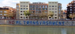 Pintada en contra del Transvasament a la riba del riu Ebre al seu pas per Tortosa. Autor: Enric