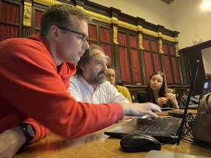 Investigadores tecleando delante de un ordenador durante uno de los codesprints.