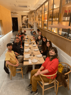 Grup de persones en un restaurant, celebrant.