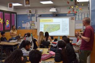 Investigadora fent una xerrada sobre cartografia a una classe de secundària