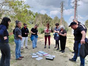 Docents de Valls (Tarragona) compartint el resultat de la seva observació. Imatge: Laura Force
