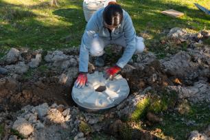 Instal·lació del dispositiu de cartró biodegradable, Cocoon. Imatge: COVAP