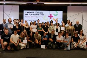 Fotografia amb totes les persones premiades durant els premis Agenda 2030 Barcelona + Sostenible