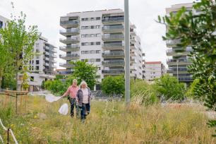 Carme i Sebastià, voluntaris de l’mBMS al parc de la Fontsanta de Sant Joan Despí, fent un mostreig de papallones. Autoria: Galdric Mossoll.