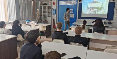 Alumnes rebent un taller de FenoAula sobre fenologia