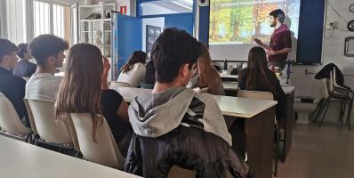 Taller educatiu sobre la natura a una classe de secundària